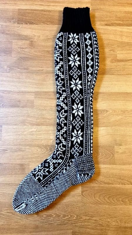 Bunadstrømper med 8-bladrose, sort/ hvit - håndstrikket