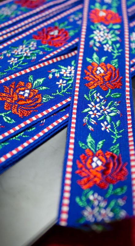 Blå Blomsterbånd m/ Rød blomster 30mm