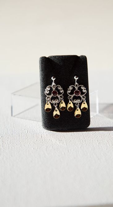 Hovedbilde Ørepynt 500 525, hvit med rød stein