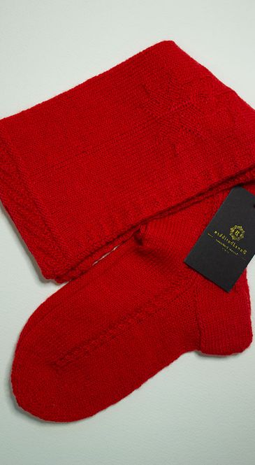 Hovedbilde Bunadstrømper med 8-bladrose, rød