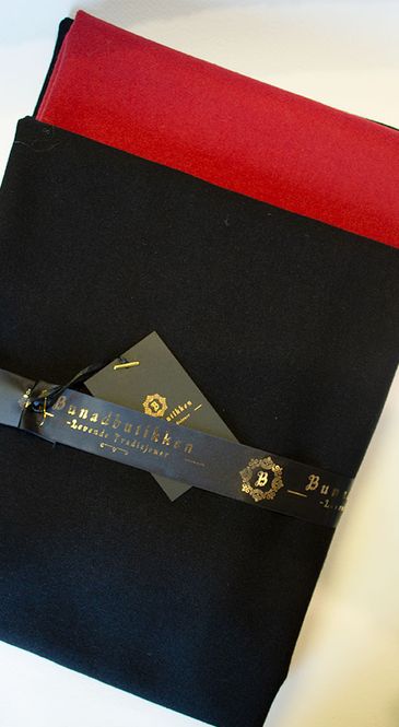 Hovedbilde Materialpakke Cape Mørk rød Kort