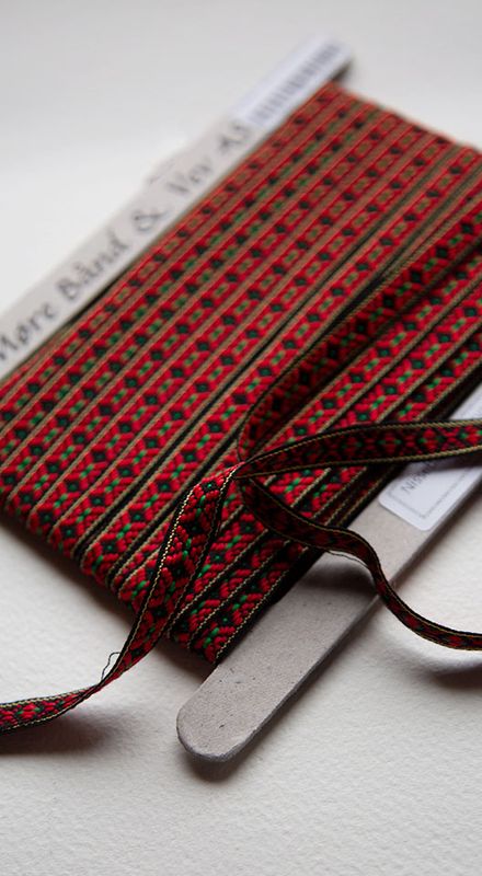 Hardanger ullbånd Nissebånd rød/svart 1cm