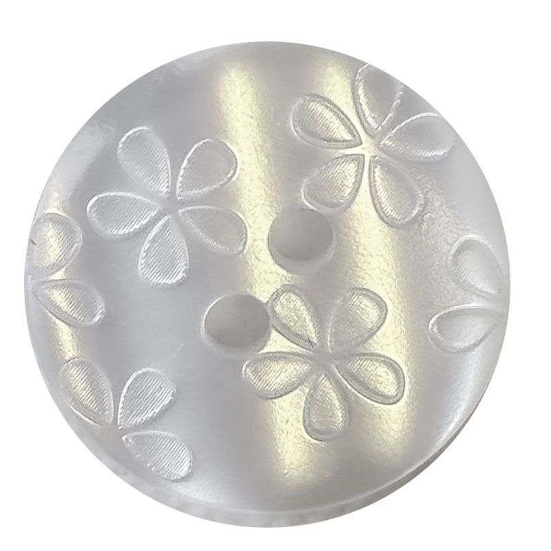 Hvit plastknapp med blomster 18 mm