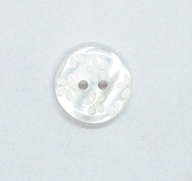 Hvit plastknapp med blomst 15 mm