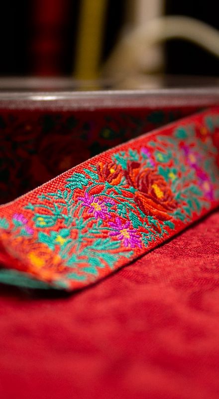 Blomsterbånd m/ Rød blomster 25mm